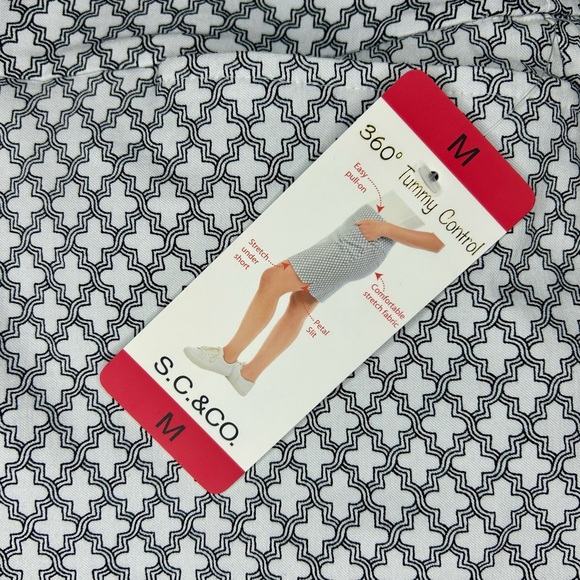 S.C. & C.O. Tummy Control Black & White Geometric Print Skort Women’s Size M - Picture 9 of 11